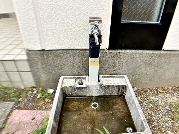 玄関横には立水栓が設置されています！お庭の水撒き、洗車、お掃除、お子様の水遊びなど便利です！