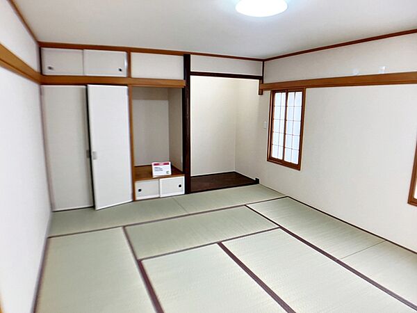【和室約10帖】 リビングとつながる畳敷きのお部屋は来客時の使用や、ちょっと疲れた時にお昼寝できるのも嬉しいですね！（畳表替え済）