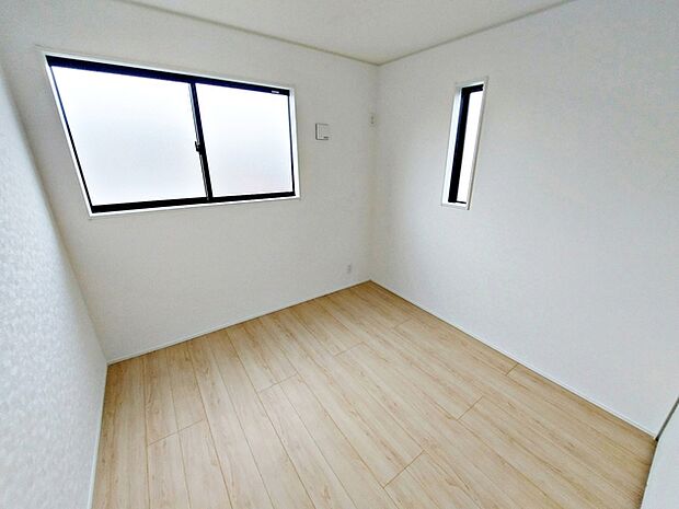 【洋室5帖】 お子様にとっての初めての「自分の部屋」としても使いやすく、学習机やベッドの配置もしやすい広さがあります。将来的には個室としても使いやすく、生活スタイルの変化にも対応しやすいのが特徴です。