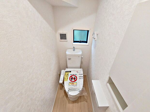 【トイレ】 1階・2階ともにシャワー機能付きトイレを設置しています。小窓付きのため換気もしやすく、空気の入れ替えがスムーズに行えるのもポイント。