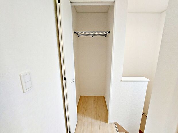 【2階ホール収納】 廊下にある収納で、共用の荷物や日用品、季節用品などをまとめて管理できるため、各部屋に物が分散しにくくなります。