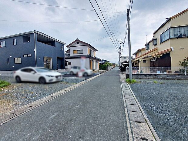 前面道路：南側約4.3ｍ幅 前面は車通りの少ない道路なので、車の出し入れも落ち着いて行えます。駐車の際も周囲を確認しやすく、慌てずに操作できます。