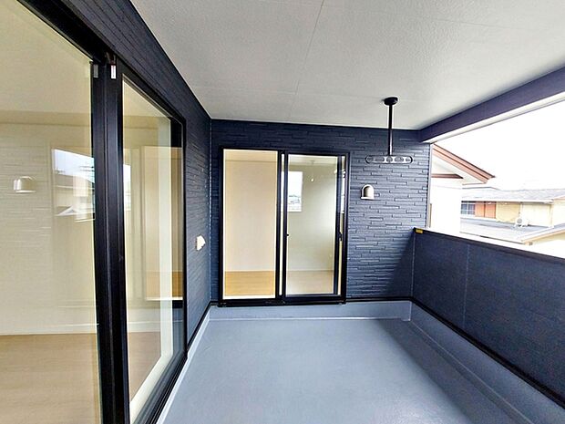 【バルコニー】 2部屋からアクセス可能なインナーバルコニーです。急な雨の日でも洗濯物が濡れにくく、安心してお使いいただけます。