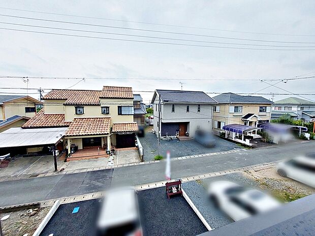 バルコニーからは閑静な街並みを望むことができ、外の空気を感じながら過ごせるスペースです。日常の中で外の景色を眺めることで気分転換もしやすく、ほどよい開放感も感じられます。