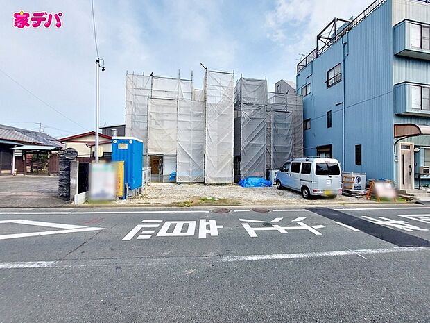 上棟しました!右側の建物になります。ご見学希望のお客様につきましては現地の他に同社の完成物件にて設備や仕様などご確認いただけます。