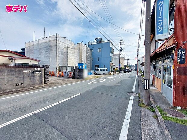 前面道路は公道で、車のすれ違いもらくらく広々7.4ｍの幅があります 