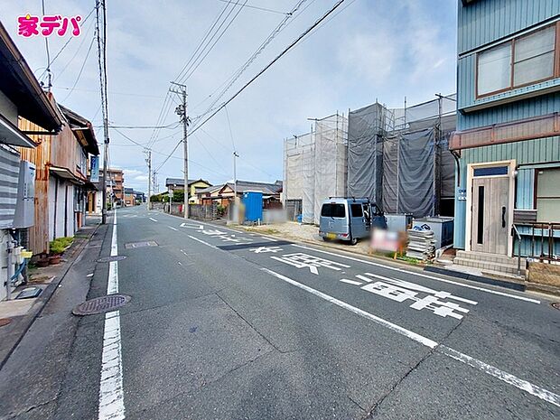 前面道路は公道で、車のすれ違いもらくらく広々7.4mの幅があります