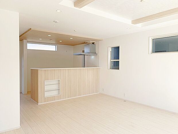 【施工例】のんびりくつろぐソファや、お食事を楽しむダイニングセットを置いても圧迫感はありません。