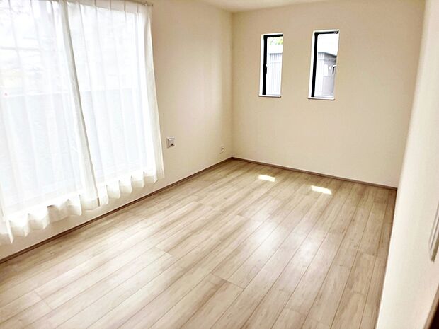 【洋室7帖】 南向きならではの恵まれた採光と通風で、日中は明るい光がしっかりと差し込むお部屋です。風通しも良く、室内にいながらも開放感を感じられるため、毎日の暮らしを心地よく過ごしていただけます!