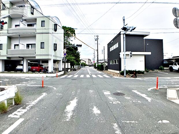 前面道路:西側約7.4m、幅南側約9.4m幅。 前面道路は公道で、ゆとりある広さがあります。車同士のすれ違いや駐車時の切り返しもスムーズに行え、毎日の駐車やお出かけもらくらく。