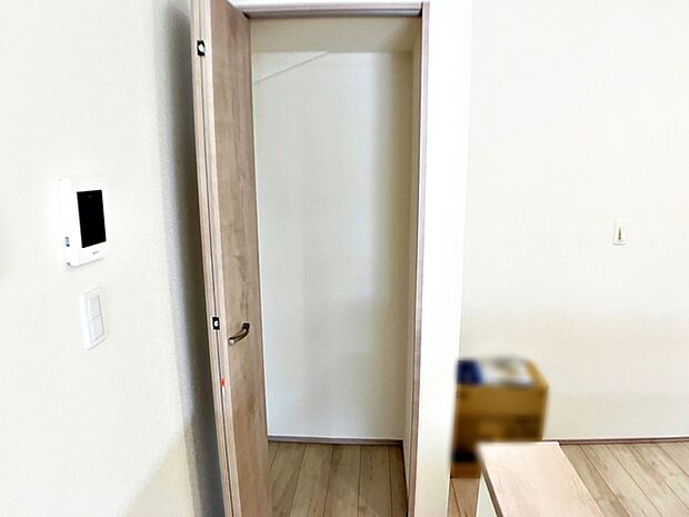 【パントリー】 キッチンにはパントリーを併設。可動棚を設置して食器や食品のストック、災害用の備蓄などもキレイに整頓して収納できます。