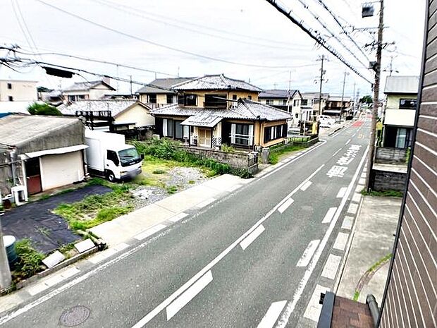 バルコニーからは閑静な街並みを望むことができ、外の空気を感じながら過ごせるスペースです。日常の中で外の景色を眺めることで気分転換もしやすく、ほどよい開放感も感じられます。