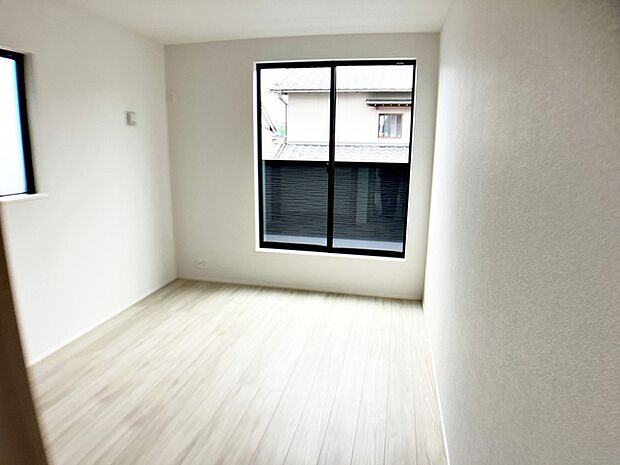 【洋室6.5帖】 お子様にとっての初めての「自分の部屋」としても使いやすく、学習机やベッドの配置もしやすい広さがあります。