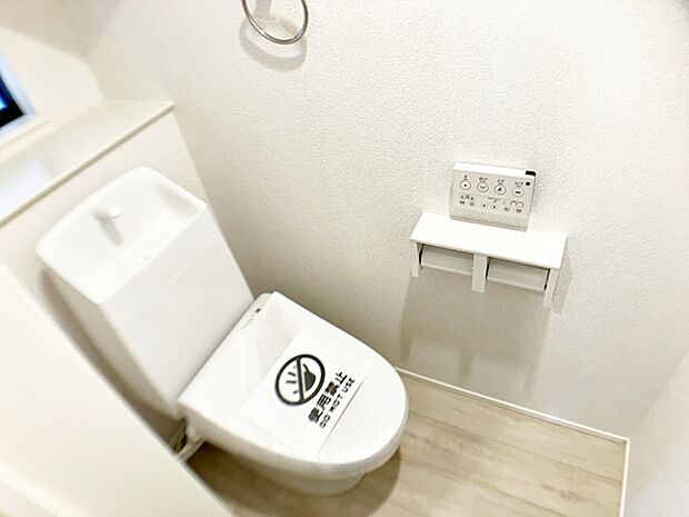 【1階トイレ】 各フロアに1か所ずつシャワー機能付きトイレを設置しており、朝の忙しい時間帯でもスムーズに利用できるため、混雑の軽減にもつながります。