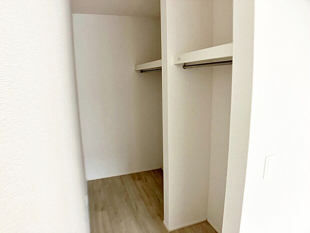 【WIC】 ハンガーにかけた洋服や帽子、バッグなどを一目で見渡せるウォークインクローゼットで、管理がしやすいのが特徴です。