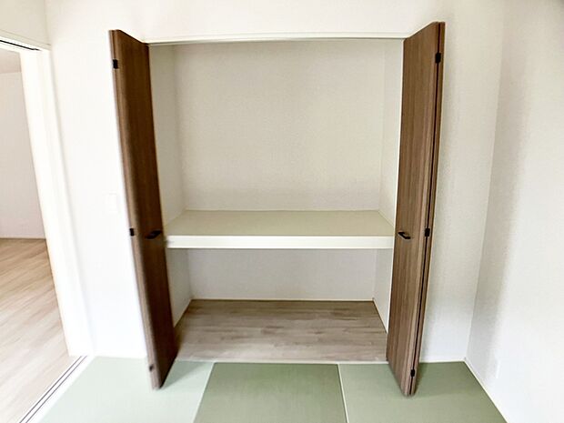 ちょっとした着替えやお子様のお昼寝用具などを収納するのに便利な和室収納です。