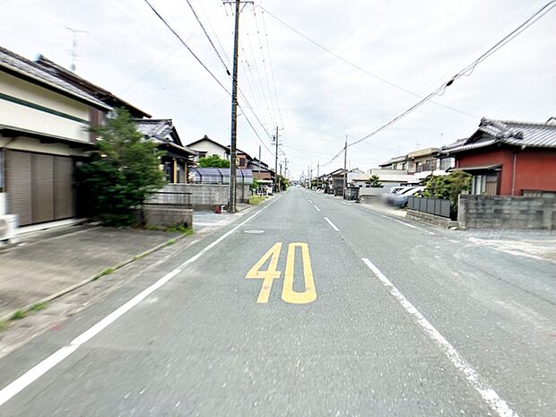 前面道路：北側約10ｍ幅。前面道路は公道で、幅員約10ｍのゆとりある広さがあります。車同士のすれ違いや駐車時の切り返しもスムーズに行え、毎日の駐車やお出かけもらくらく。