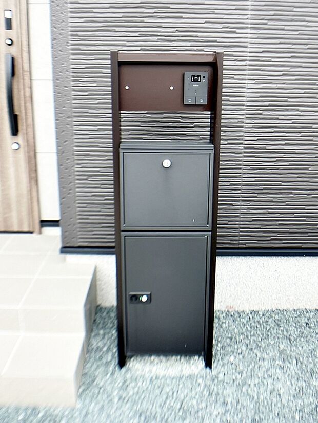 不在時でも荷物の受け取りができる宅配ボックス付きのインターホン・ポストです。対面での受け取りが不要なため、在宅・不在に関わらずスムーズに荷物を受け取ることができ、日々の暮らしに便利な設備です。 
