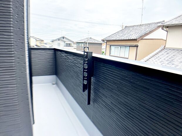 【バルコニー】 2部屋から出入りが可能なバルコニーで、日当たりの良さも魅力です。洗濯物や布団干しにも使いやすく、室内からの動線もスムーズ。
