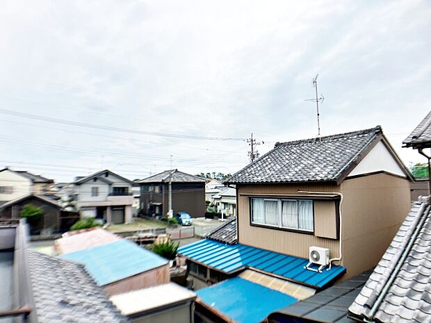 バルコニーからは閑静な街並みを望むことができ、外の空気を感じながら過ごせるスペースです。日常の中で外の景色を眺めることで気分転換もしやすく、ほどよい開放感も感じられます。