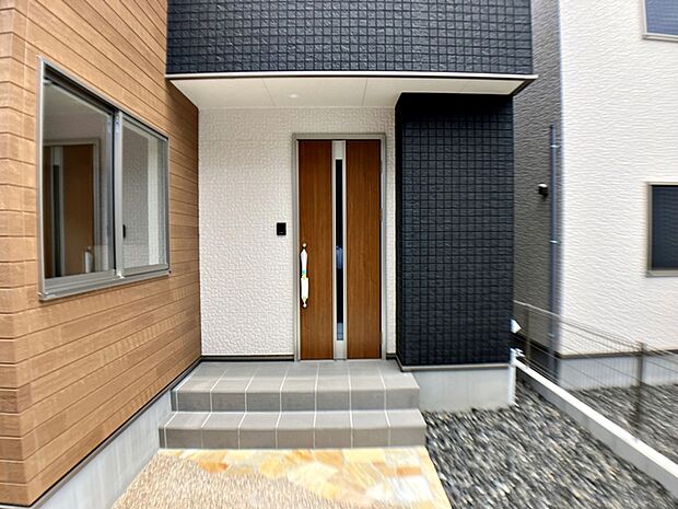 【玄関】 雨の日でも出入りの際に濡れにくい玄関ポーチです。玄関前で傘を開いたり閉じたりしやすく、荷物が多い日でも落ち着いて出入りできます。毎日の暮らしを快適にしてくれる、うれしいポイントです。