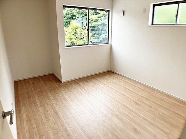 【洋室6.9帖】 腰窓を採用した洋室で、家具やデスクの配置がしやすくレイアウトの自由度が高いのが特徴です。子供部屋や書斎としても使いやすく、日差しを取り込みながら快適にお過ごしいただけます!