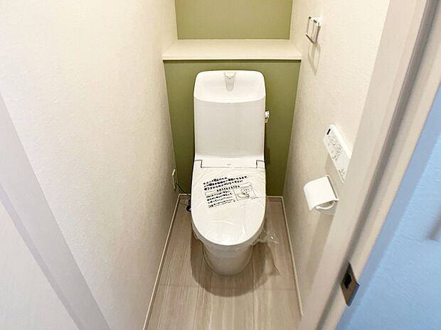 【1階トイレ】 各フロアに1か所ずつシャワー機能付きトイレを設置しており、朝の忙しい時間帯でもスムーズに利用できるため、混雑の軽減にもつながります。