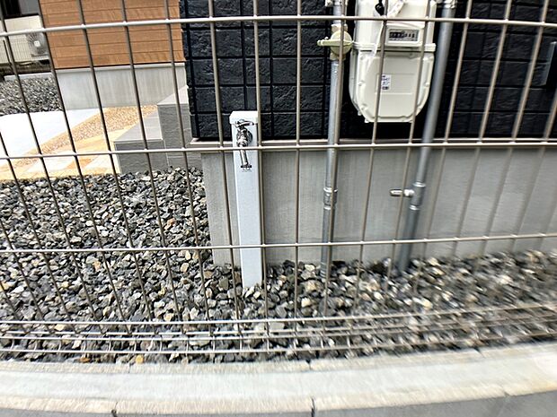 玄関横に立水栓があるので、お庭の水やりや洗車、外まわりのお掃除もスムーズ。夏にはお子様の水遊びにも活用でき、屋外でのさまざまなシーンで便利に使える、うれしい設備です。