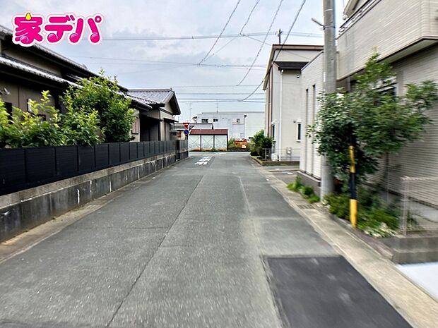 前面道路:南東側約6m幅。前面道路は公道で、幅員約6mのゆとりある広さがあります。車同士のすれ違いや駐車時の切り返しもスムーズに行え、毎日の駐車やお出かけもらくらく。