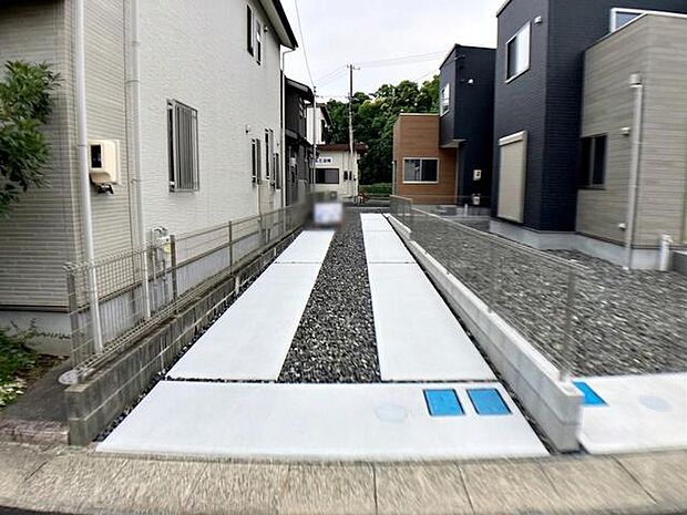 3台駐車可能なカースペースを確保!ご家族それぞれがお車をお持ちの場合はもちろん、お友達やご親族が遊びに来た際にも困りません。来客時にも安心してお迎えできる、ゆとりのある駐車スペースです。