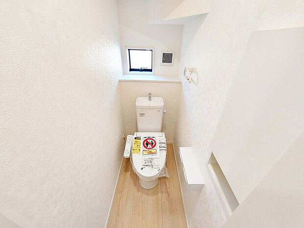 【1階トイレ】 1階・2階ともにシャワー機能付きトイレを設置しています。小窓付きのため換気もしやすく、空気の入れ替えがスムーズに行えるのもポイント。
