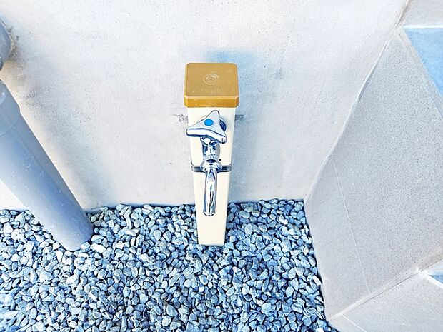 立水栓があるので、お庭の水やりや洗車、外まわりのお掃除もスムーズ。夏にはお子様の水遊びにも活用でき、屋外でのさまざまなシーンで便利に使える、うれしい設備です。 