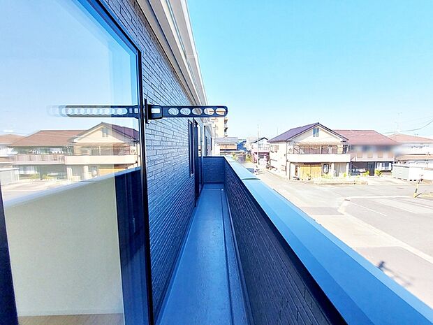 【バルコニー】 2部屋から出入りが可能なバルコニーで、日当たりの良さも魅力です。洗濯物や布団干しにも使いやすく、室内からの動線もスムーズ。