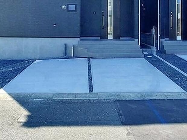駐車スペースは2台分を確保！並列駐車が可能なので、車の出し入れもスムーズに行えます。毎日の通勤やお買い物など、お車を使う機会が多い方にも便利。運転が苦手な方でもゆとりを持って駐車しやすいのが魅力です。