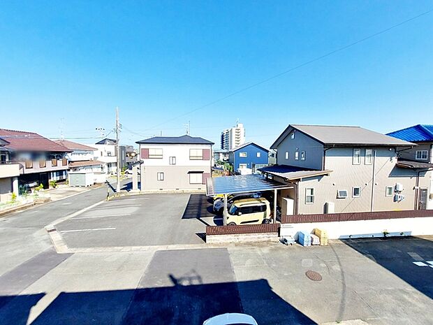 バルコニーからは閑静な街並みを望むことができ、外の空気を感じながら過ごせるスペースです。日常の中で外の景色を眺めることで気分転換もしやすく、ほどよい開放感も感じられます。