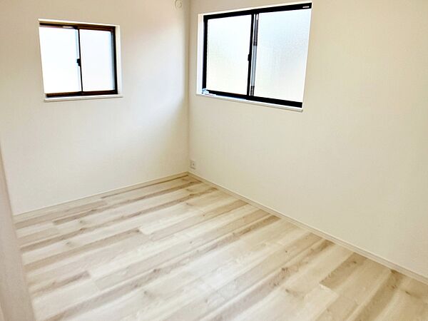 【洋室6帖】 お子様にとっての初めての「自分の部屋」としても使いやすく、学習机やベッドの配置もしやすい広さがあります。将来的には個室としても使いやすく、生活スタイルの変化にも対応しやすいのが特徴です。
