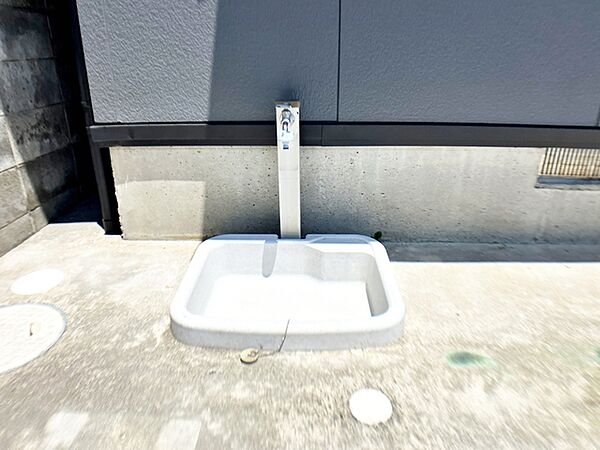 立水栓があるので、お庭の水やりや洗車、外まわりのお掃除もスムーズ。夏にはお子様の水遊びにも活用でき、屋外でのさまざまなシーンで便利に使える、うれしい設備です。