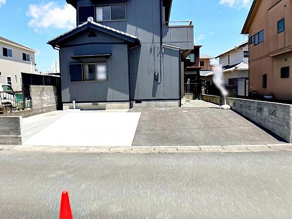 駐車場は3台分を確保し、並列で駐車できます。車同士の入れ替えが不要なので、毎日の車の出し入れもスムーズ。駐車しやすく、お車をよく利用する方にも使い勝手の良い駐車スペースです。