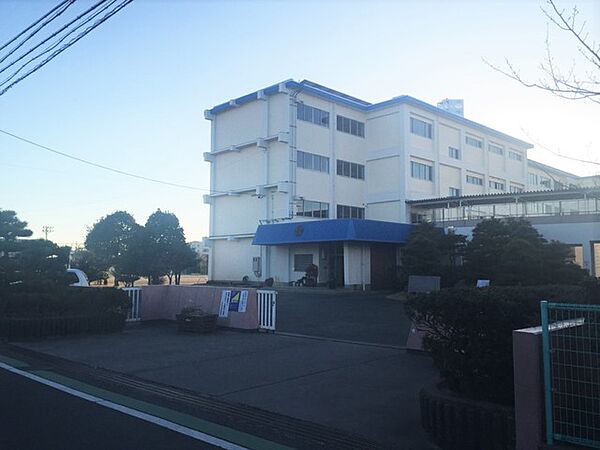 芳川北小学校（880m）