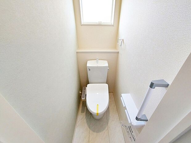 【トイレ】 窓が設けられており、自然の風や日差しを取り入れやすいトイレです。換気性にも配慮されており、明るさとともに圧迫感を軽減し、日常的に気持ちよくお使いいただける空間となっています。