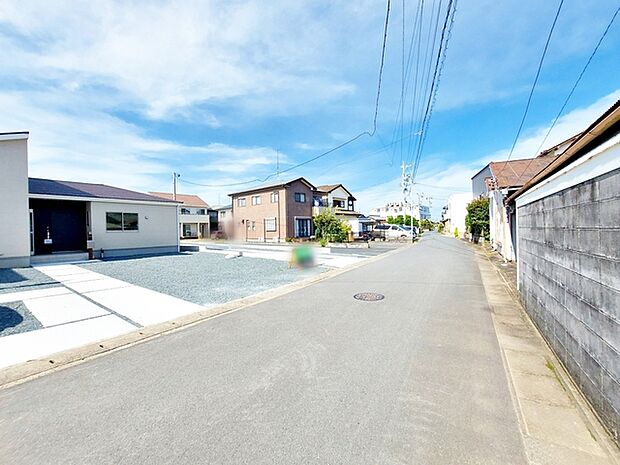 前面道路:南側約5.1m幅。静かな住宅街で車通りも比較的少なく、毎日の車の出し入れもスムーズ。駐車や切り返しもしやすく、ゆとりを持って運転できるので、毎日快適にお使いいただけます。