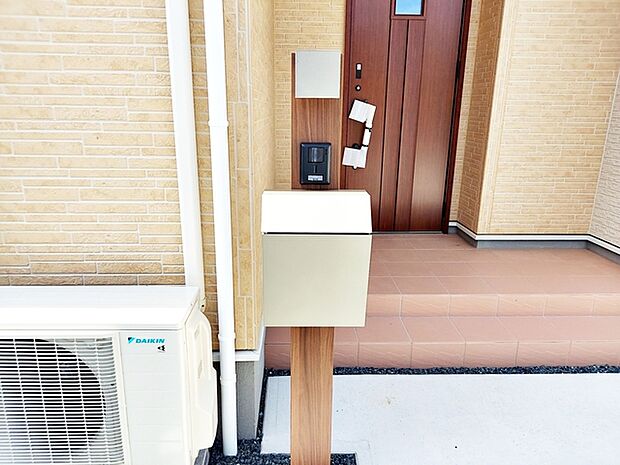玄関前にはカメラ付インターホンとポストが一体型で設置されており、省スペースで玄関まわりがすっきりとまとまります。来訪者の確認や郵便物の受け取りもスムーズに行える、使い勝手の良い設備です。