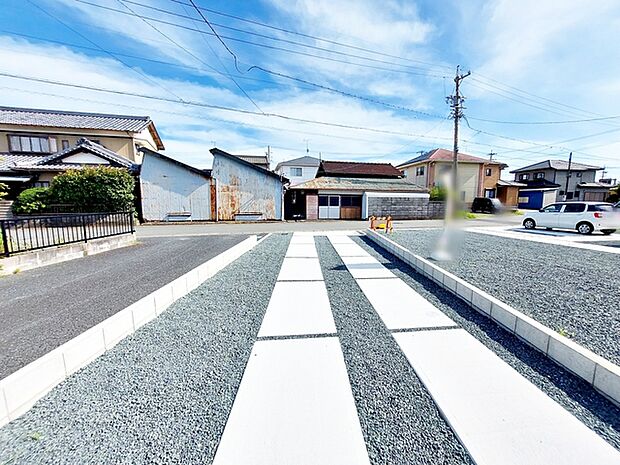 3台駐車可能なカースペースを確保!ご家族それぞれがお車をお持ちの場合はもちろん、お友達やご親族が遊びに来た際にも困りません。来客時にも安心してお迎えできる、ゆとりのある駐車スペースです。