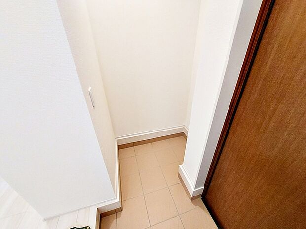 【SIC】 靴のまま出入りでき、靴やブーツ、アウトドア用品、ベビーカーなどもまとめて収納できます。玄関まわりに物が出にくく、来客時にもすっきりとした状態を保ちやすく、出し入れもしやすい動線です。 