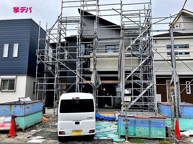 まもなく足場解体です。ご見学希望のお客様につきましては同型同仕様の物件にご案内いたします。当日のご連絡でも対応いたします。お気軽に『家デパ』までお問い合わせ下さい!経験豊富なスタッフが対応いたします。