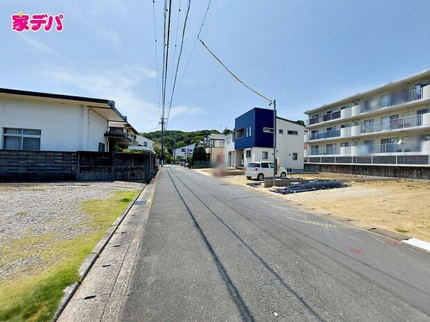 前面約5.9m幅の道路に面しており、車の通行や駐車もゆとりを持って行える広さです。毎日のお出かけやお買い物の際もスムーズで、運転が苦手な方でも安心して車の出し入れができます。