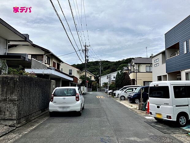 前面約5.9m幅の道路に面しており、車の通行や駐車もゆとりを持って行える広さです。毎日のお出かけやお買い物の際もスムーズで、運転が苦手な方でも安心して車の出し入れができます。