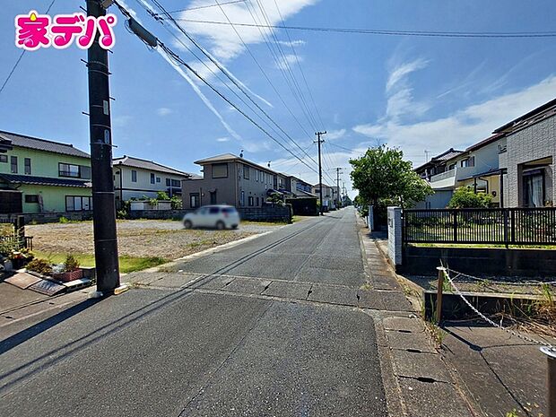 前面道路は幅員約5.9ｍとゆとりがあり、車の出し入れや駐車もスムーズに行えます。見通しも良く、毎日のお出かけやお買い物も快適。運転が苦手な方でも落ち着いて車を扱いやすく、安心して暮らせる住環境です。 