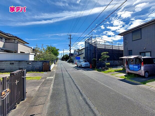 前面道路は幅員約5.9ｍとゆとりがあり、車の出し入れや駐車もスムーズに行えます。見通しも良く、毎日のお出かけやお買い物も快適。運転が苦手な方でも落ち着いて車を扱いやすく、安心して暮らせる住環境です。 