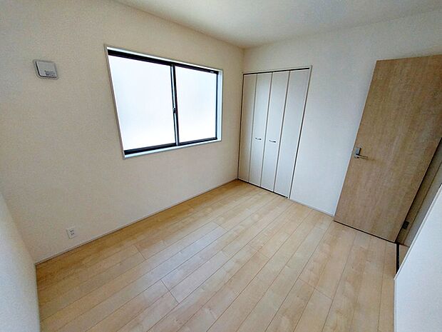 【洋室5.2帖】 お子様の一人部屋として使いやすい広さの居室で、成長に合わせて長くご利用いただけます。クローゼット付きで収納もしやすく、自然とお片付けの習慣が身につきやすい環境です!